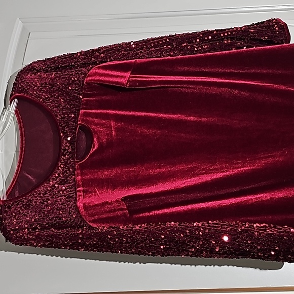 Red sequin and velvet long sleeve blouse with keyhole like neckline - Picture 3 of 4